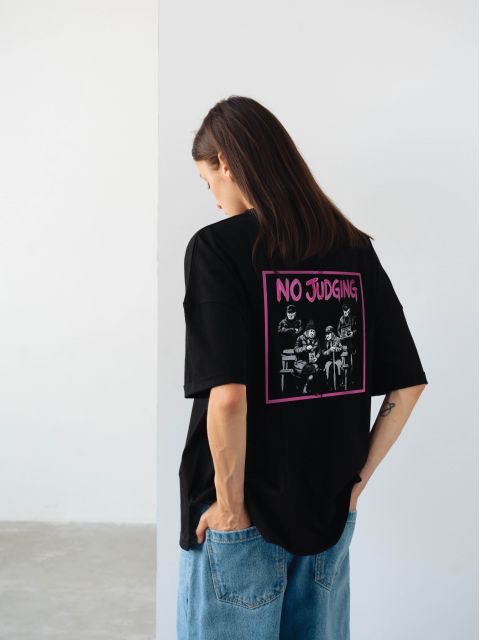 Футболка "No judging" Чорна